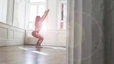 Вижте мацката е супер екси фитнес модел тренира йога - Videoclip.bg