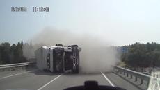 Какво се случва, когато огромен камион спука гума ! - Videoclip.bg