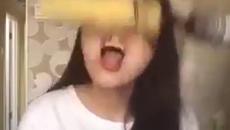 Момиче опита нов начин да яде царевица, но изгуби част от косата си!   - Videoclip.bg