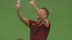 Франческо Тоти си прави селфи с феновете на Рома след гол срещу Лацио - Videoclip.bg