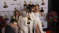 Taylor Swift acting weird to boygenius backstage at the Grammys - Videoclip.bg