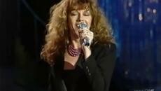 Caterina Caselli (1990) - Bisognerebbe non pensare che a te (Sanremo live) - Videoclip.bg