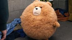 Третий лишний (2 сезон) — Русский трейлер (Субтитры, 2026) - Videoclip.bg