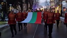 Троян почете 153-тата годишнина от гибелта на Левски с възпоменателно факелно шествие - Videoclip.bg
