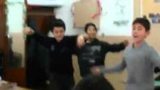 Шестокласници в СОУ "Цанко Церковски" гр. Полски Тръмбеш играят кючек в час - Videoclip.bg