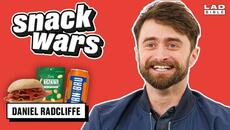 Daniel Radcliffe Tries British & American Food | Snack Wars - Videoclip.bg