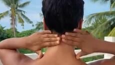 Самомасажиране на гърба и врата - Videoclip.bg