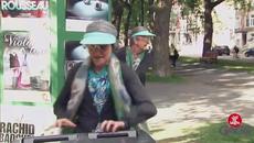 Баба попада в камион за боклук! - Скрита камера...Голям смях! - Videoclip.bg