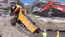 Ето как Багерист издърпва пропаднал самосвал в изкоп - Videoclip.bg