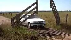 Мъдро направена автоматична врата на дървен мост - Videoclip.bg