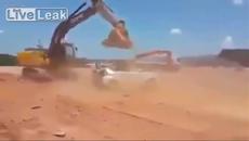 Судански багерист смачква колата на шефа си, не му платил навреме - Videoclip.bg