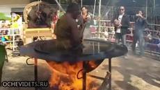 Монах в Тайланд медитира в горещо масло .. - Videoclip.bg