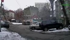 Вижте как жена оцеля на косъм като падна дърво (ВИДЕО) - Videoclip.bg