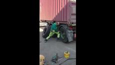 Майсторско сменяне на гума на полуремарке - Videoclip.bg
