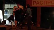 Да ти се качат две мацки на колелото и да се провалиш - Videoclip.bg
