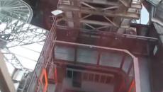Откриване Айфеловата кула - Изкачване с асансьора (Eiffel Tower  Elevator Ride) - Videoclip.bg
