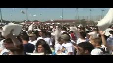 Масов бой с възглавници организират в Бургас - Videoclip.bg
