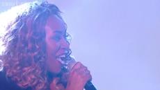 Sir Tom Jones and Sasha Simone perform Chain of Fools - The Voice UK 2015- The Live Final - BBC - Videoclip.bg
