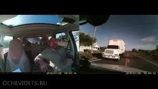Мъж оцелява в нелепа катастрофа (ВИДЕО) - Videoclip.bg