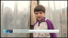Баща отглежда 7-годишното си дете в обор 15.04.2015 - Videoclip.bg