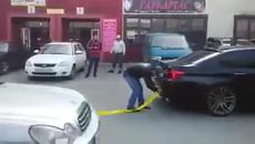 Шофьор на Bmw се опита да издърпа Миниван Mitsubishi, но края беше непредсказуем - Videoclip.bg