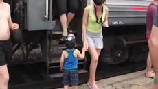 Момченце поздравява хората слизащи от влака за добре дошли - Videoclip.bg