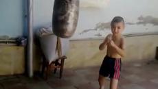 Само вижте какво прави това момченце с боксовата круша! - Videoclip.bg