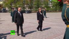 Владимир Путин и Ангела Меркел положиха венци пред гроба на Незнайния воин - Videoclip.bg