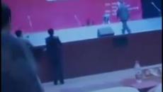 Сцена пропадна внезапно заедно с цял хор - Videoclip.bg