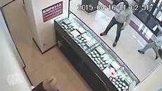 Мъж е нокаутиран с един удар при опит за обир в магазин - Videoclip.bg