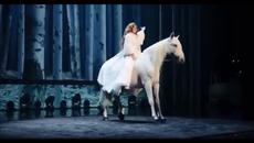 Невероятно!!! С бял кон на сцената - Шаная Туейн взриви публиката оригинално с чар - Videoclip.bg