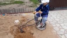 Какъв страхотен багер играчка на дъщеря си направи татко и - Videoclip.bg