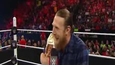 Daniel Bryan предава интерконтиненталната титла заради травма - Wwe Raw 11.05.15 - Videoclip.bg