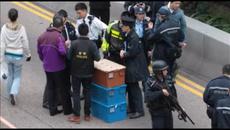 68 милиона долара се разпиляха по булевард в ХонгКонг (Hong Kong crash sparks money grab) - Videoclip.bg