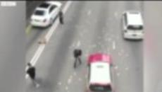 Весели Празници с Видео как хора берат пари на пътят - Videoclip.bg