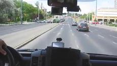 Унгарски шофьор на линейка заснема с камера по какъв начин се кара в спешни случаи! ПОКЛОН пред този човек! (ВИДЕО) - Videoclip.