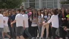 Абитуриенти 2015 предпочетоха фанелки за бала пред суетата - Videoclip.bg