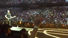 Китаристът на U2 падна от ръба на сцената във Ванкувър, Канада - Videoclip.bg