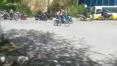 Трамвай срущу голяма група мотористи - Videoclip.bg