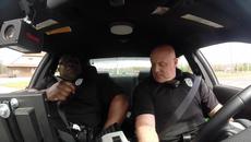 Двама полицаи пеят любимите си песни - Videoclip.bg