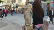 Неподвижни живи статуи В центъра на Пловдив 2015 поздравяват хората - Videoclip.bg