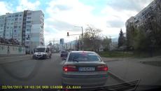 Кой е казал, че само Audi, Bmw минават на червено - Videoclip.bg
