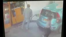 Вижте тази жена предизвиква умишлено пожар на бензиностанция в Йерусалим - Videoclip.bg