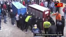 Вижте какво стана - Бик се измъква от клетката и предизвиква паника! - Videoclip.bg