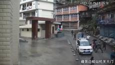 Войник спаси с тялото си дете от падащи камъни (ВИДЕО) - Videoclip.bg