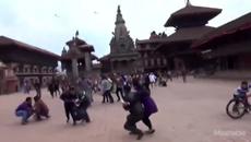 Видео кадри от момента на труса в Непал 2015година - Videoclip.bg