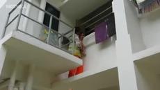 Хората са невероятни!!! Малко дете за малко да падне от балкона докато не се случи това.. - Videoclip.bg