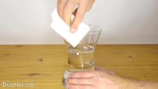 Той взема едно прозрачно тиксо и залепи няколко ленти на ръба на чаша! ВИЖТЕ тази ГЕНИАЛНА идея! (ВИДЕО) - Videoclip.bg