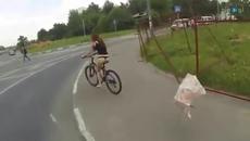 Ето защо момичетата не трябва да карат колело когато носят пола (видео) - Videoclip.bg