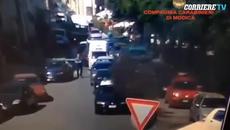 Мъж подпали полицаи в патрулката им! Италия 2015 Сицилия - Videoclip.bg